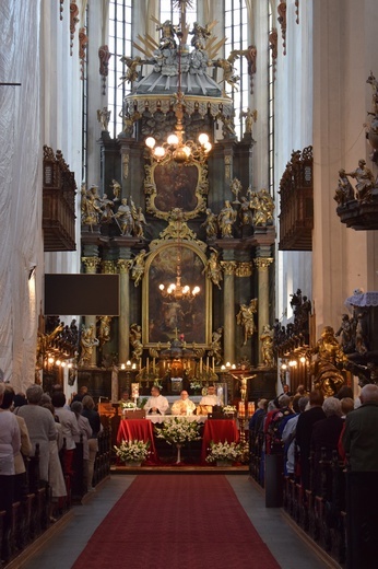 Ulicami Wrocławia ze św. Stanisławem i św. Dorotą