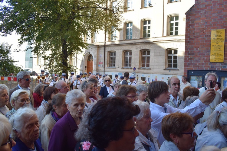 Ulicami Wrocławia ze św. Stanisławem i św. Dorotą