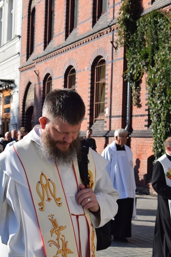 Ulicami Wrocławia ze św. Stanisławem i św. Dorotą