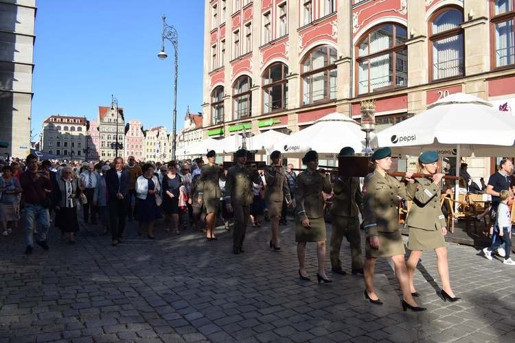 Ulicami Wrocławia ze św. Stanisławem i św. Dorotą