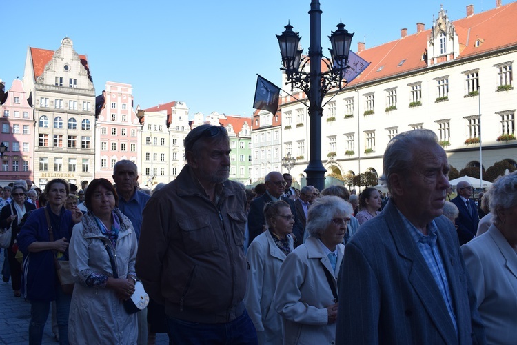 Ulicami Wrocławia ze św. Stanisławem i św. Dorotą