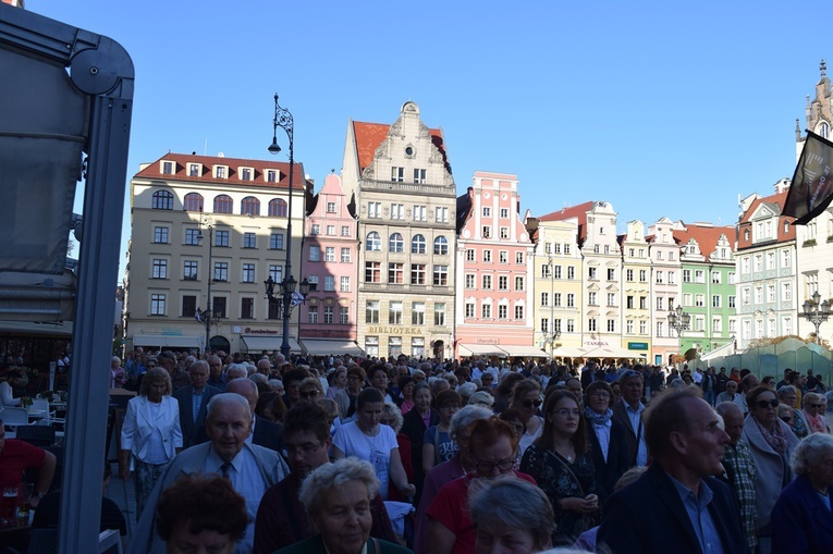 Ulicami Wrocławia ze św. Stanisławem i św. Dorotą