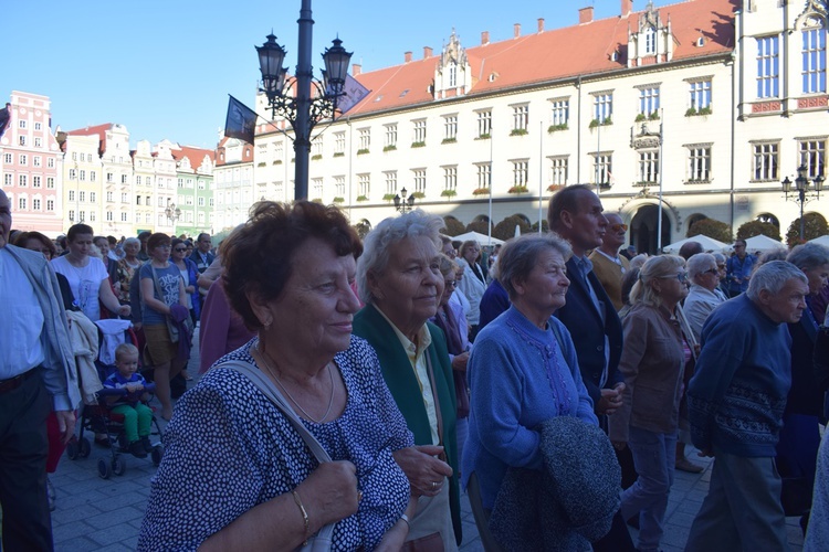 Ulicami Wrocławia ze św. Stanisławem i św. Dorotą