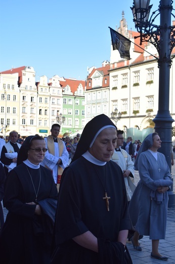 Ulicami Wrocławia ze św. Stanisławem i św. Dorotą