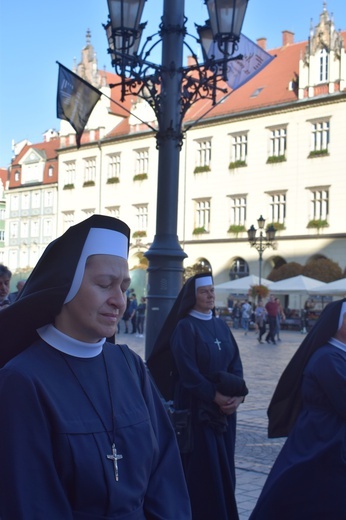 Ulicami Wrocławia ze św. Stanisławem i św. Dorotą