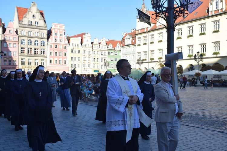 Ulicami Wrocławia ze św. Stanisławem i św. Dorotą