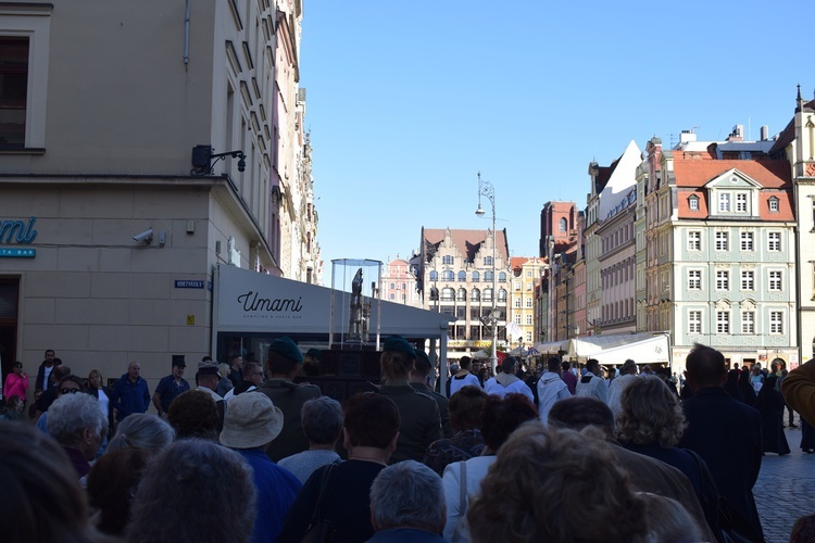 Ulicami Wrocławia ze św. Stanisławem i św. Dorotą