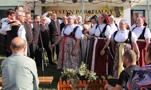 Zespół "Jasieniczanka" był gorąco oklaskiwany przez wszystkie pokolenia uczestników festynu.