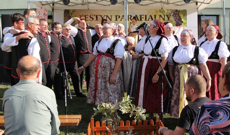 Zespół "Jasieniczanka" był gorąco oklaskiwany przez wszystkie pokolenia uczestników festynu.