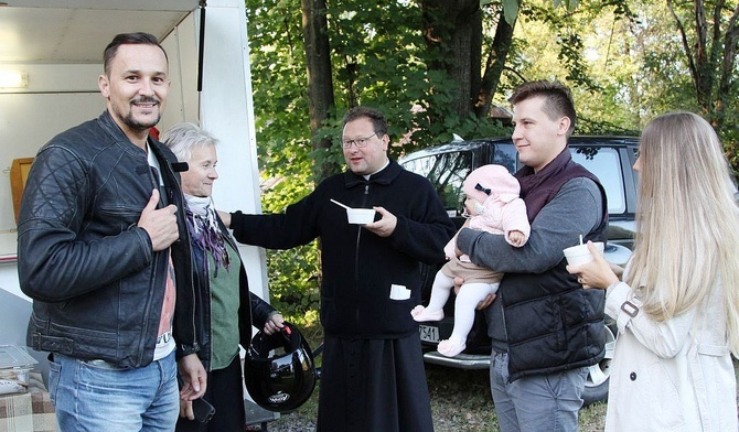 Jasnogórscy pielgrzymi z głównym przewodnikiem ks. Damianem Korycińskim w Mikuszowicach Krakowskich.