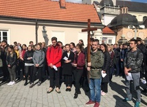 Młodzi modlili sie także podczas Drogi Krzyżowej.