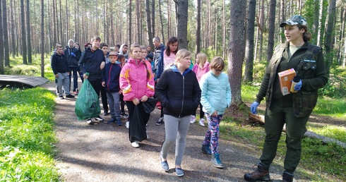 Nowotarscy uczniowie sprzątali las