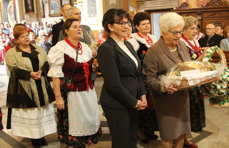 Uczestnicy pielgrzymki KGW podczas procesji z darami. Z przodu, z lewej - Danuta Kożusznik, organizatorka pielgrzymki.