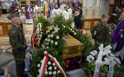 Liturgii pogrzebowej śp. o. Huberta Czumy przewodniczył bp Henryk Tomasik.