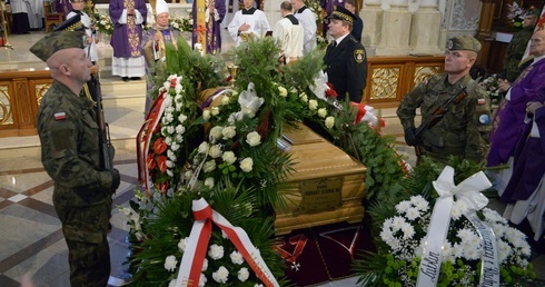 Liturgii pogrzebowej śp. o. Huberta Czumy przewodniczył bp Henryk Tomasik.