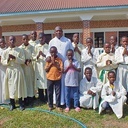 Ministranci z parafii  Ushirombo w Tanzanii  ze swoim proboszczem,  księdzem Peterem  