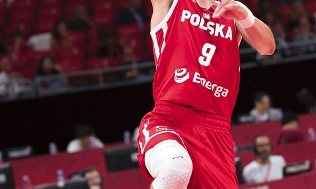 Mateusz Ponitka w turnieju  w Chinach zdobył w sumie 108 punktów. Miał najwięcej zbiórek w drużynie (54) i najwięcej przechwytów (11).