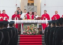 ▲	– Potrzeba wam głębokiej wiary w sens podejmowanych działań i poczucia wielkiej odpowiedzialności za decyzje i wypełniane obowiązki. Niech tę łaskę wyprasza wam św. Mateusz, patron trudnej pracy – mówił abp Głódź.