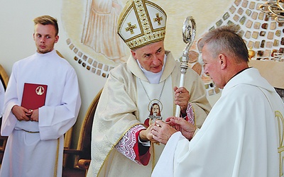 W mensie ołtarzowej zamknięto relikwie świętych męczenników Teodula i Lukrecji.