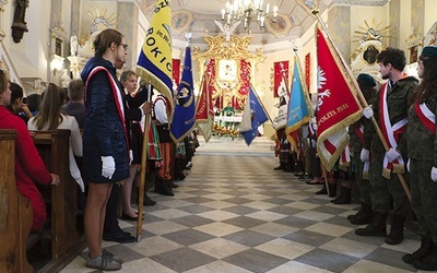 Las szkolnych sztandarów w czasie Mszy św., którą bp Mirosław Milewski odprawił w kościele w Koziebrodach.