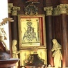 W ołtarzu głównym widnieje obraz Matki Bożej zwanej Szczawińską.
