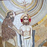 Jezus przyjmuje chrzest z rąk Jana. Jest tu przedstawiony w biernej postawie na znak, że jest całkowicie poddany woli Ojca w Duchu Świętym.