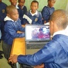Podopieczni Tikondane Rehabilitation Orphanage w Malawi podczas lekcji online z polskimi uczniami.