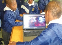 Podopieczni Tikondane Rehabilitation Orphanage w Malawi podczas lekcji online z polskimi uczniami.