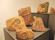 Wizerunki na kamieniach z Gór Świętokrzyskich.