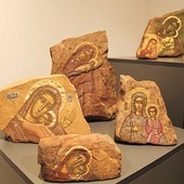 Wizerunki na kamieniach z Gór Świętokrzyskich.