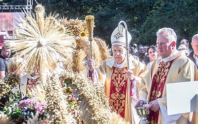 ▼	Abp Edmund Piszcz poświęcił przyniesione wieńce dożynkowe.