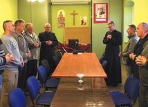 Odmówienie jednej tajemnicy różańcowej to tylko kilka minut, ale są to ważne chwile dla małżeństwa. Na zdjęciu: spotkanie na plebanii.