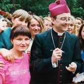 Abp Józef Życiński wśród młodych diecezjan tarnowskich.