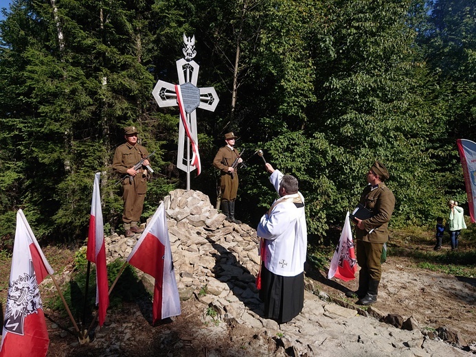 Kamionka. Przy Diablej Dziurze stanął krzyż