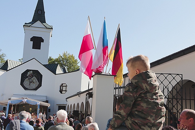 	Pielgrzymi trzech języków przybyli do Maryi Wspomożycielki.