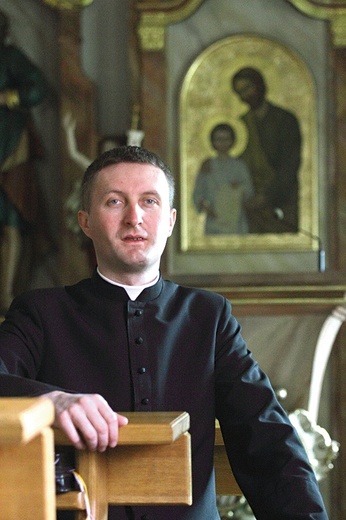 ▲	– Jeżeli ktoś chce wspierać misje, powinien pomyśleć o zaangażowaniu się w Żywy Różaniec w swojej parafii – twierdzi kapłan.