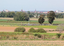 ▲	Pątnicy zmierzali do sanktuarium św. Jadwigi, księżnej legnickiej. 