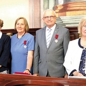 ▲	Nagrodzeni medalami Grażyna Wilczyńska, Elżbieta i Witold Kowalczykowie oraz Elżbieta Ogrodnik.