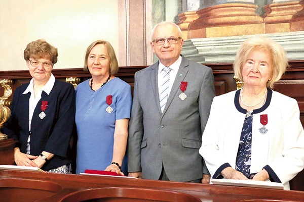 ▲	Nagrodzeni medalami Grażyna Wilczyńska, Elżbieta i Witold Kowalczykowie oraz Elżbieta Ogrodnik.