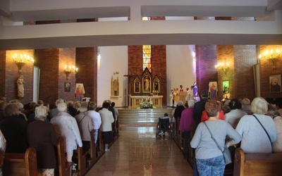 Wprowadzenie relikwii św. Rity w kaplicy pw. Miłosierdzia Bożego na Osiedlu Młodych.