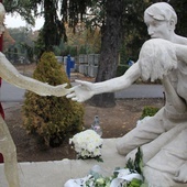 Pomnik nagrobny autorstwa Martina Hudáčka na Cmentarzu Osobowickim przedstawiający rodziców cierpiących po utracie swego nienarodzonego dziecka.