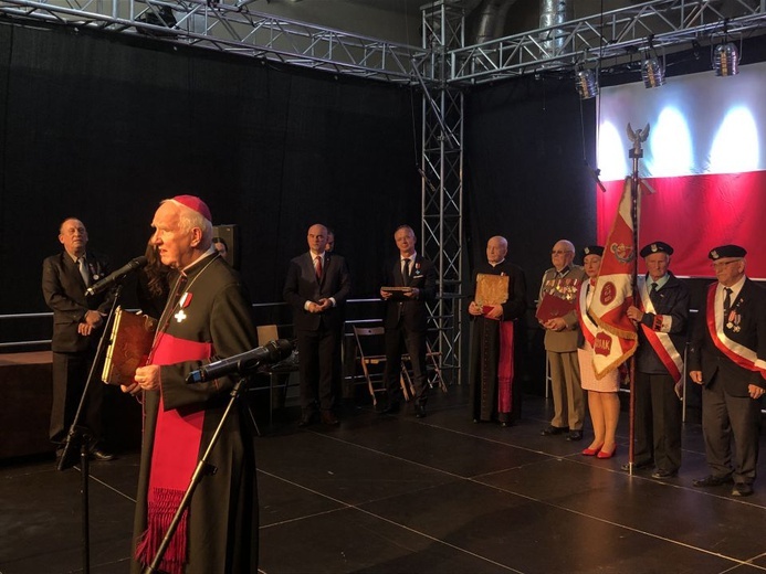 Wręczenie odznaczenia Semper Fidelis bp. Ignacemu Decowi