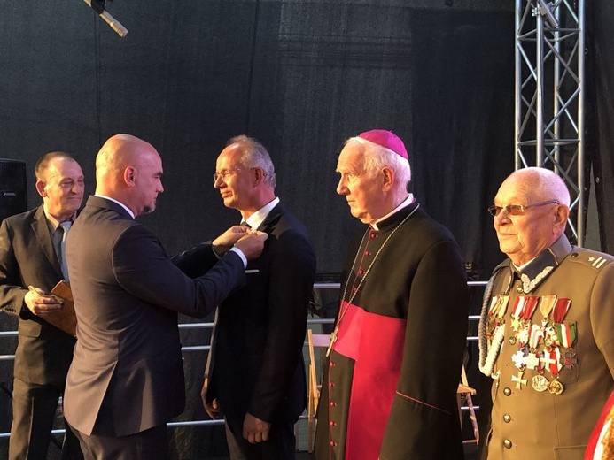 Wręczenie odznaczenia Semper Fidelis bp. Ignacemu Decowi