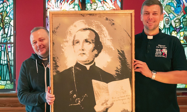 Ks. Damian Siwicki (po lewej) i ks. Łukasz Tarnowski z obrazem założyciela zgromadzenia Misjonarzy Krwi Chrystusa.