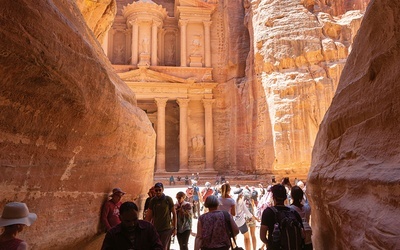 Petra: jeden z cudów świata założony przez Nabatejczyków. Skarbiec Faraona jest jej wizytówką.