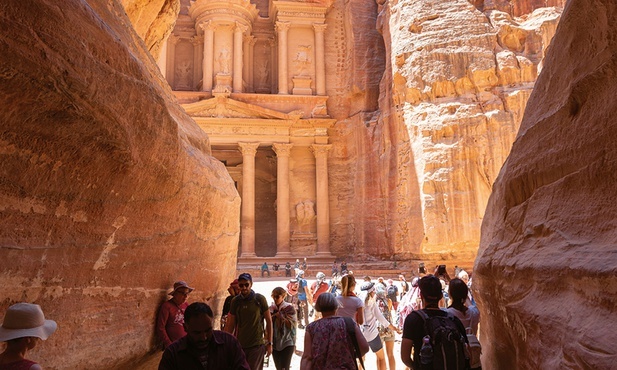 Petra: jeden z cudów świata założony przez Nabatejczyków. Skarbiec Faraona jest jej wizytówką.