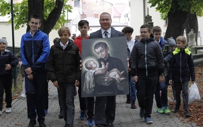 Z kościoła do szkoły uczniowie wyruszyli z obrazem świętego patrona, podarowanym przez parafię św. Stanisława.