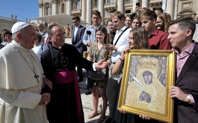 Papież Franciszek pobłogosławił obraz Matki Bożej, który będzie nawiedzał rodziny parafii Jastrząb.