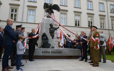 Moment uroczystego odsłonięcia pomnika.