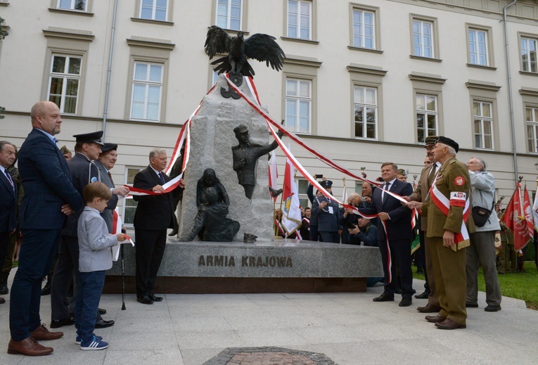 Moment uroczystego odsłonięcia pomnika.